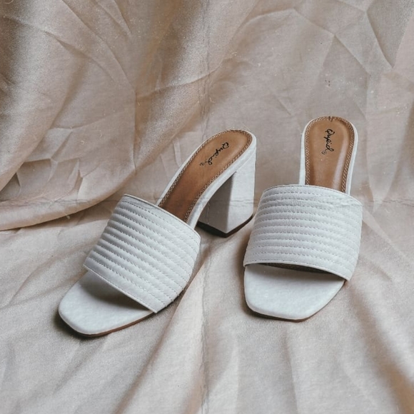 Shoes - 🚨LAST PAIR// White mule